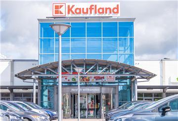 Der Eingang einer Kaufland-Filiale mit davor geparkten Autos. Bei Kaufland ist jetzt ein beliebtes Bier aus den Regalen verschwunden.