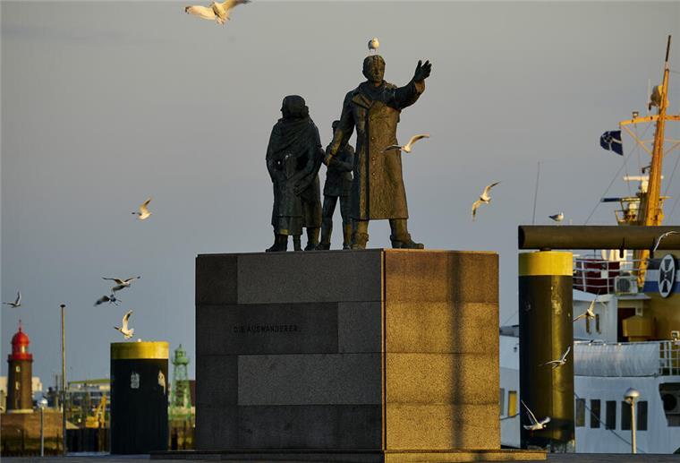 Ein beliebtes Fotomotiv an der Seebäderkaje - und nun das Ziel von Dieben: Unbekannte haben Gedenktafeln von dem Auswanderer-Denkmal gestohlen. 