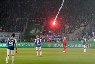  Ein Bengalo wird aus dem Frankfurter Fanblock auf das Spielfeld geworfen. Nun gibt es eine Strafe. 