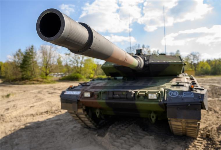 Ukraine fordert vor Kiew-Reise Panzer von Scholz Ein Kampfpanzer der Bundeswehr vom Typ Leopard 2 A7V steht auf dem Übungsplatz.