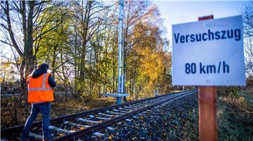 Ein bereits aufgestellter Sendemast an einer stillgelegten Bahnstrecke.