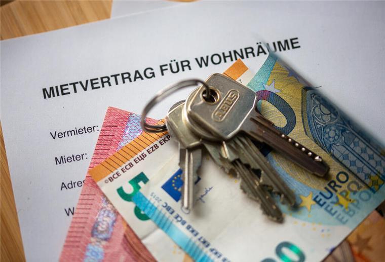 Ein Mietvertrag für Wohnräume liegt zusammen mit Geldscheinen und Wohnungsschlüsseln auf einem Tisch. Ein Berliner Mieter verlangte bei der Untervermietung mehr als doppelt so viel Miete wie er selbst zahlt. Nun klärt der Bundesgerichtshof, ob dies rechtens ist.