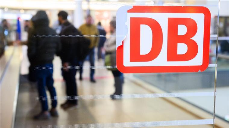 Streik bei der Deutschen Bahn füllt Züge privater Anbieter Ein beschädigtes DB-Logo klebt im Hauptbahnhof Hannover.