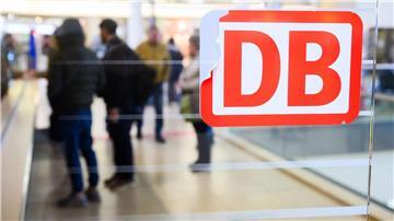 Ein beschädigtes DB-Logo klebt im Hauptbahnhof Hannover.