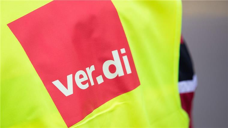 Verdi: Amazon-Mitarbeiter sollen Arbeit niederlegen Ein Beschäftigter trägt bei einem Warnstreik eine Warnweste von Verdi.