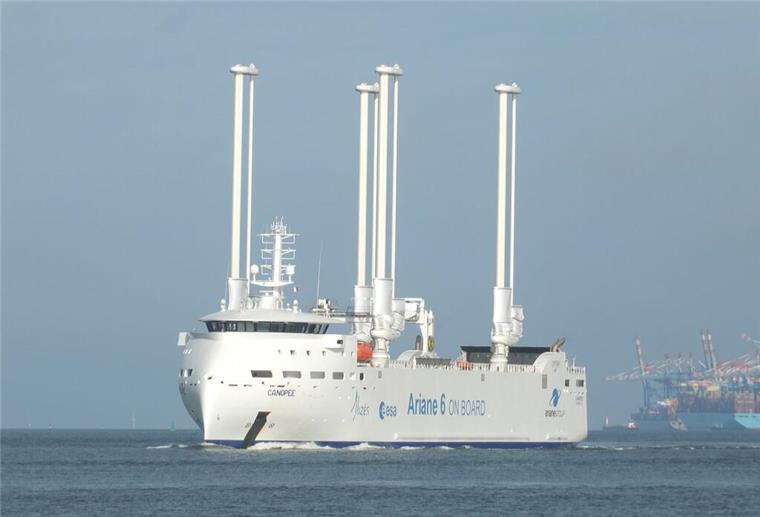 Raketentransporter „Canopee“ passiert Bremerhaven Ein hochmodernes Segel-Frachtschiff mit vier Masten auf dem Wasser.