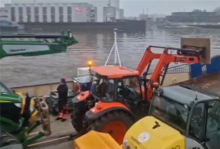 Landwirte schippern hupend über die Weser: Video zeigt außergewöhnliche Protest-Idee Ein besonderer Protest: Die Landwirte sind auf einer Fähre über die Weser gefahren.