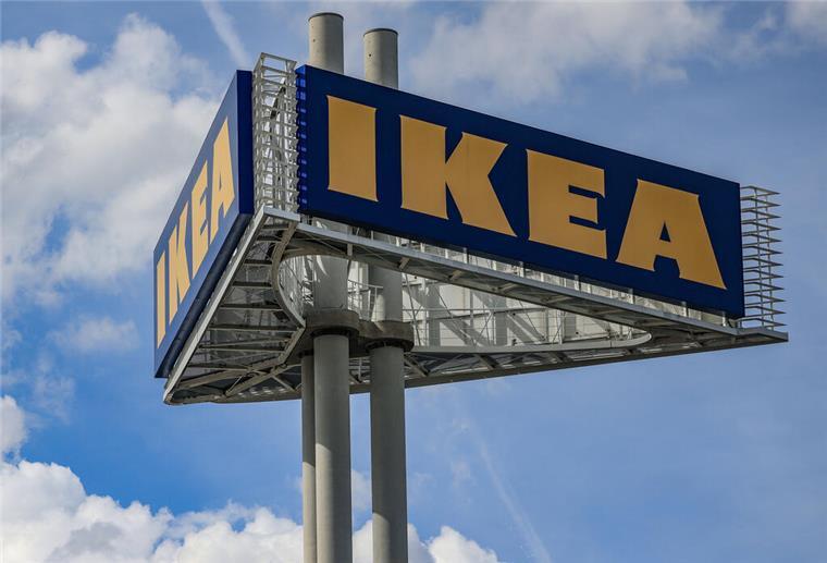  Ein Firmenlogo steht vor der Ikea-Filiale Köln Godorf. 