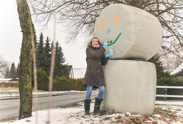 Ein besonderes Aushängeschild der Kampagne hat die Stadt Geestland in Lintig platziert: aufeinandergestapelte Siloballen mit einem aufgemalten Smiley. Direkt an der Hüttenstraße, auf einer Wiese von Ortsbürgermeister Heinz-Wilhelm Boldt. Deutlich sichtbar für jeden, der vorbeifährt, und natürlich in Geestland-Farben.