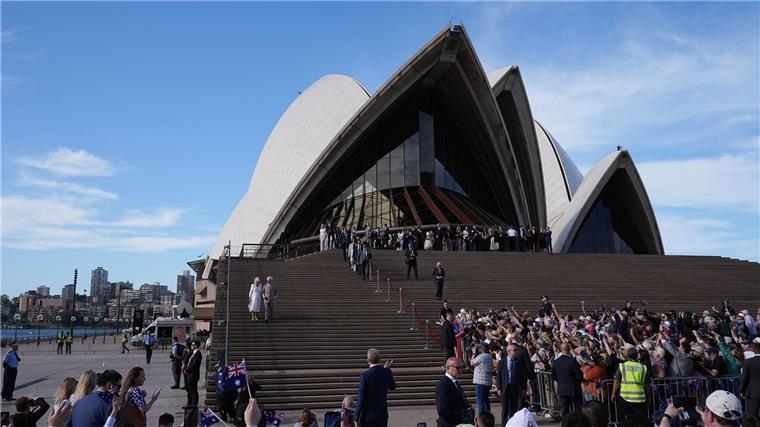 Nach Eklat: Charles trifft sich in Australien mit Indigenen Ein Besuch am weltberühmten Opernhaus von Sydney bildete den Abschluss des offiziellen Teils der Reise.