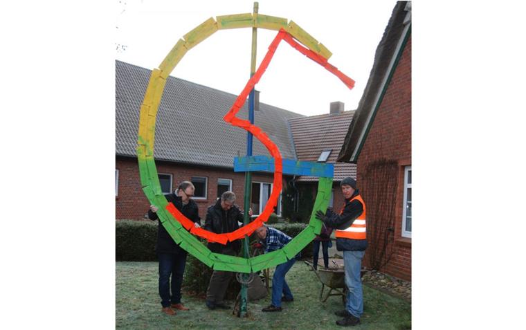 Zu Geestlands 5. Geburtstag gibt's ein ganz besonderes Geschenk Ein Betonfundament sorgt für sicheren Stand des besonderen Geburtstagsgeschenks: Bernd Twachtmann schwingt die Schaufel, Bürgermeister Thorsten Krüger (von links), Horst Haesche und Reiner Sommer packen in Sievern kräftig mit an.