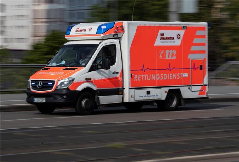 Betrunkener greift Sanitäter an Mit eingeschaltetem Blaulicht fährt ein Rettungswagen über die Friedensbrücke zum Uniklinikum.