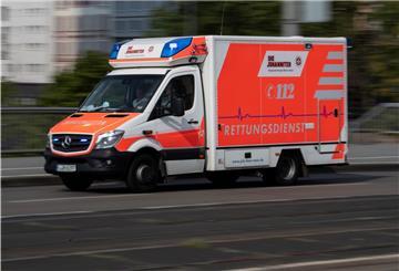 Mit eingeschaltetem Blaulicht fährt ein Rettungswagen über die Friedensbrücke zum Uniklinikum.