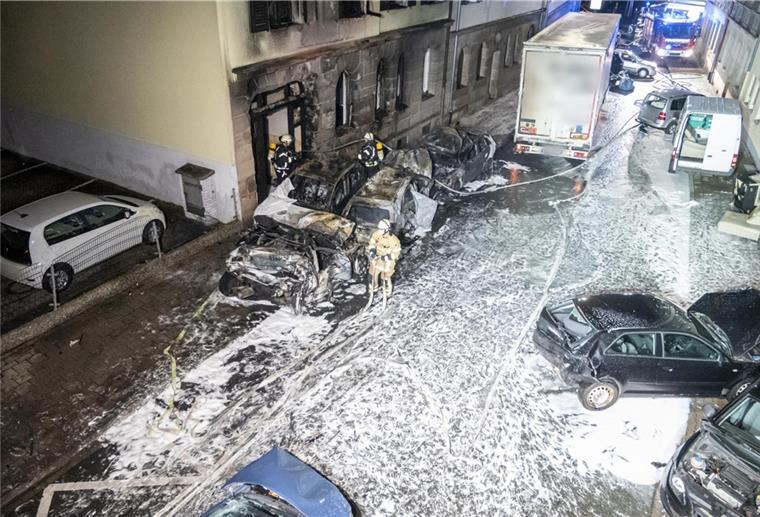 Überall Schutt und Asche: Sattelzug verwüstet Straße in Fürth Feuerwehleute sind nach der Chaosfahrt eines Lastwagenfahrers im Einsatz. Ein betrunkener Lastwagenfahrer hatte am Abend des 08.02.2022 nach einem Unfall an einer Kreuzung mit seinem tonnenschweren Gefährt eine Schneise der Verwüstung hinterlassen, Autos gerammt, diese gegen eine Hauswand gedrückt, mehrere Brände und Schäden an einigen Häusern verursacht.
