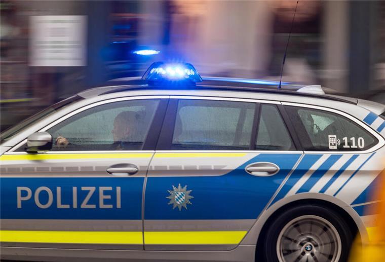 Angriff mit Tomatensoße und Einkaufswagen! Betrunkener Mann demoliert Polizeiwagen Ein Polizeiwagen fährt mit Blaulicht durch die Innenstadt.