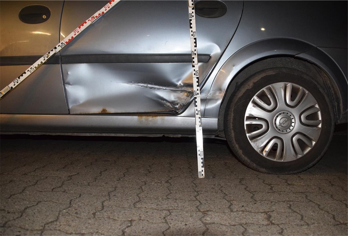 Ein Betrunkener ohne Führerschein hat am Dienstag einen Unfall verursacht und ist anschließend geflüchtet. Der Schaden am Wagen liegt im vierstelligen Bereich. 