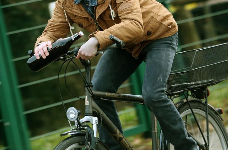 Bremerhaven: Betrunkener Radfahrer fällt ins Hafenbecken Ein betrunkener Radfahrer (Symbolbild) ist in Bremerhaven ins Hafenbecken gefallen.