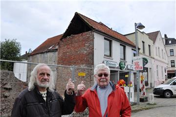 Ein Bewohner und Bautechniker Rolf Mohrfeld  (rechts) vor der Kneipe Eldorado in Nordenham. Im Giebel klafft ein großes Locxh.