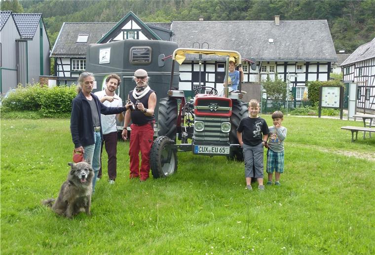 Mit dem Trecker in der Eifel angekommen Ein Bier gab’s für Helmuth Kirch aus Flögeln (Dritter von links) nach der Ankunft bei seinem Bruder Wolfgang (links) in Oberhausen, einem Ortsteil von Schleiden: Kirchs Neffe Sebastian (Zweiter von links), dessen Sohn Jona (auf dem Traktor) sowie die Nachbarskinder Ben und Sam sind auch dabei.