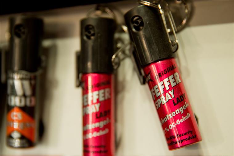 Kinogast will Bier mit Pfefferspray öffnen - 200 Leute fliehen Ein Bier mit einem Pfefferspray (Symbolfoto) aufmachen? Keine gute Idee.