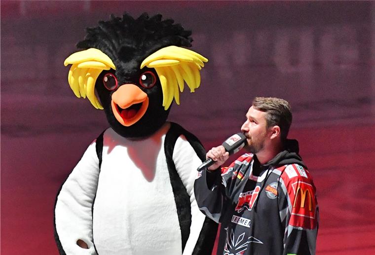 Maskottchen Kralli vermisst Arena und Fans Ein Bild aus alten Tagen: Pinguins-Maskottchen Kralli, hier zusammen mit Stadionsprecher Felix Behnert, darf derzeit aufgrund der Corona-Bestimmungen nicht in die Eisarena.