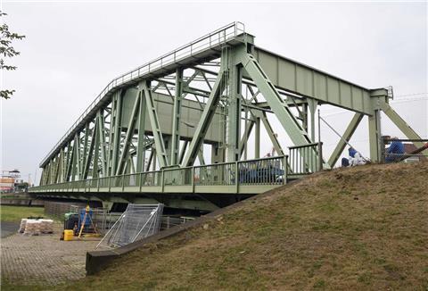 Grüne Stahlbrücke