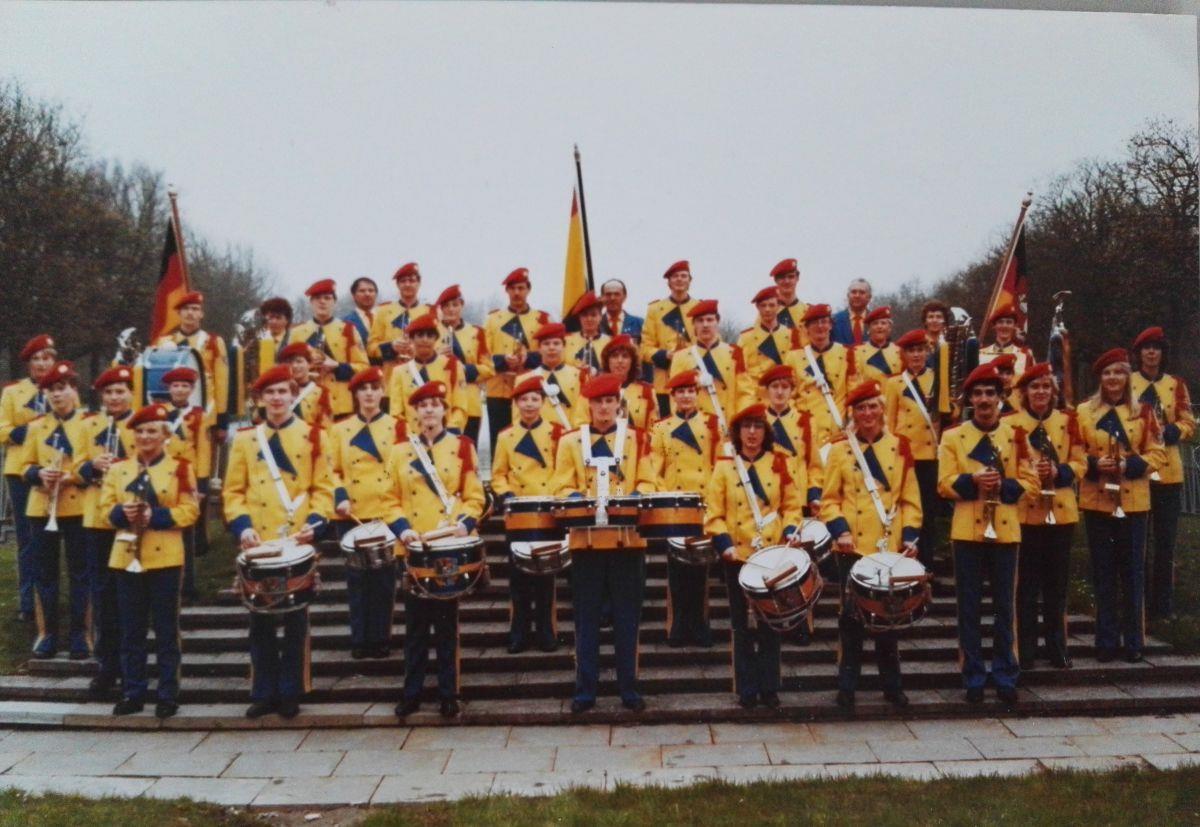 Nordenham: Großes Ehemaligentreffen vom Bürgerverein City-Süd Ein Bild aus alten Zeiten: Dieses undatierte Foto zeigt den Fanfarenzug des ehemaligen Bürgervereins City-Süd. Der Verein lud nicht nur Gäste aus anderen Ländern nach Nordenham ein, sondern machte sich auch selbst auf zu Gegenbesuchen.