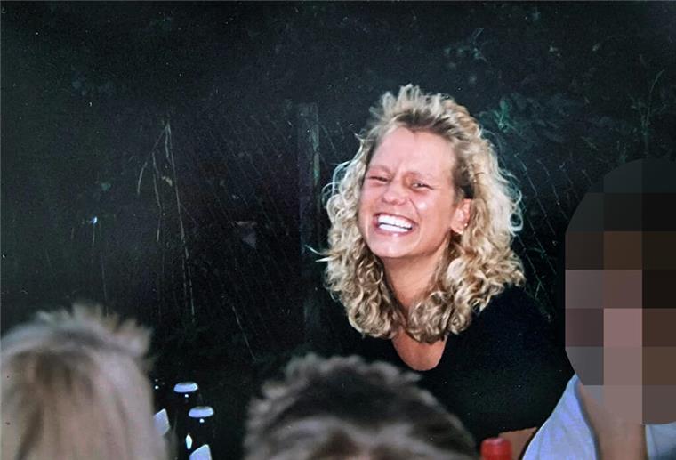 Neues Leben in Trümmern: Langener starten Spenden-Kampagne für krebskranke Freundin Ein Bild aus besseren Tagen: Melanie war in ihrer Jugend eine fröhliche und dynamische Frau. Sie hat beim TV Langen Handball gespielt und ist dann nach Kanada ausgewandert.