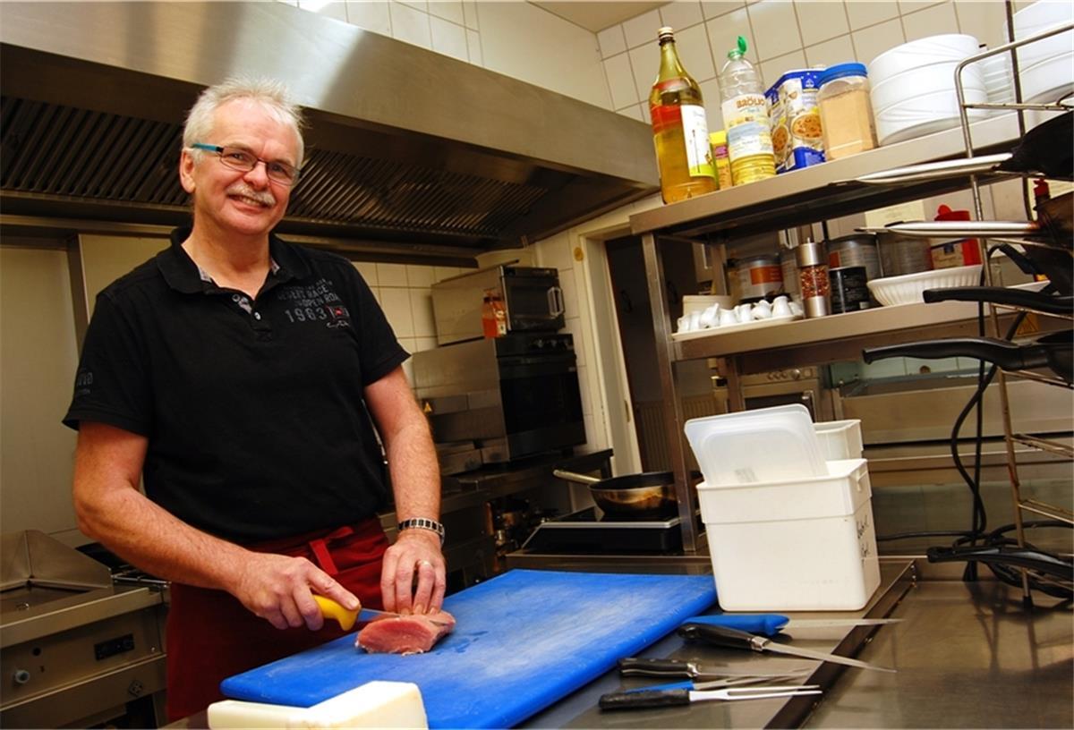 Tourismus in Butjadingen: Hoffen auf Ostern Ein Bild aus besseren Tagen: Ralph Krümpelmann betreibt das Kachelstübchen in Burhave und das Havenhuus in Fedderwardersiel. Anfang November musste er beide Restaurants schließen. 80 Prozent seiner Gäste seien Touristen, die übrigen 20 Prozent Einheimische.