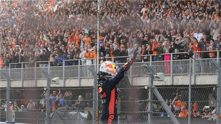 Verstappen in der Krise: „Gänsehaut“, aber keine Chance? Ein Bild aus besseren Zeiten: 2023 gewann Max Verstappen zuletzt in Zandvoort und ließ sich feiern. (Archivbild)