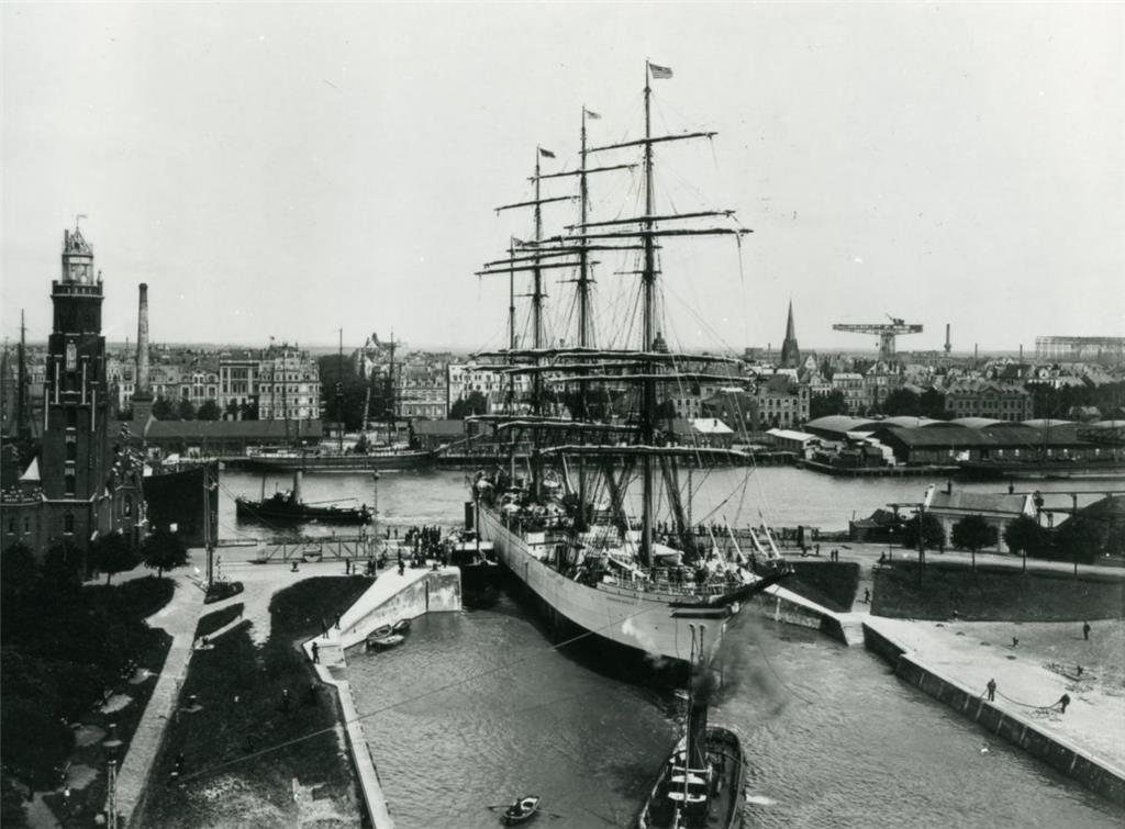 Ein Bild aus dem Jahr 1908: Das Lloydschulschiff &quot;Herzogin Cecilie&quot; pa...