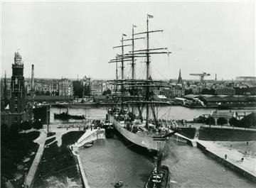 Ein Bild aus dem Jahr 1908: Das Lloydschulschiff &quot;Herzogin Cecilie&quot; pa...
