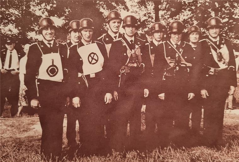 Kirchwistedt: Zum Feuerwehr-Jubiläum einmal anstoßen Ein Bild aus den Gründungsjahren der Freiwilligen Feuerwehr Kirchwistedt. Heute blickt die Ortsgruppe auf ihr 100-jähriges Bestehen. Foto: privat