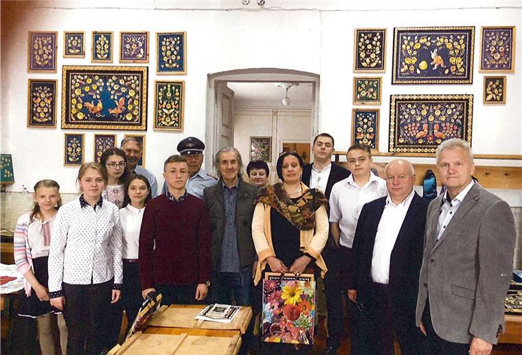 Oberndorfer besorgt um die Menschen in der Partnerstadt Owrutsch Ein Bild aus friedlichen Tagen: Im Jahr 2018 war eine Delegation aus Oberndorf mit Bürgermeister Detlef Horeis (rechts) an der Spitze in der Ukraine. Dort wurden sie von Owrutschs Bürgermeister Ivan Korut (zweiter von rechts) empfangen, auch um die Kunstwerke zu bestaunen, die von einheimischen Jugendlichen und Künstlern angefertigt worden sind.