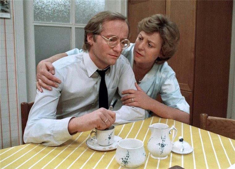 ARD stellt die "Lindenstraße" ein Ein Bild aus frühen "Lindenstraßen"-Tagen (Archivbild von 1985): Helga Beimer (Marie-Luise Marjan) mit ihrem ersten Mann Hans (Joachim Hermann Luger). Die Fernsehserie "Lindenstraße" wird nach 34 Jahren beendet.