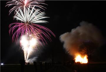 Ein Bild aus früheren Jahren. Das Osterfeuer gibt es in Reitland in diesem Jahr zwar wieder, ein Feuerwerk aber nicht. Foto Freiwillige Feuerwehr Reitland