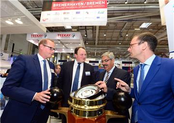 Ein Bild aus guten Zeiten: Bei der Weltleitmesse der maritimen Wirtschaft, der Hamburger SMM, präsentierte das Unternehmen W. Ludolph aus Bremerhaven im vergangenen Jahr Präzisionskompasse. Unser Bild zeigt (von links) BIS-Geschäftsführer Nils Schnorrenberger, Olaf Ove Henckel von der Ludolph Geschäftsführung, Bremerhavens OB Melf Grantz und Wirtschaftssenator Martin Günthner, die dem Stand einen Besuch abstatteten.