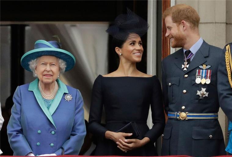 Prinz Harry reist zum Queen-Todestag nach London Ein Bild aus vergangenen Zeiten: Elizabeth II., Meghan und Prinz Harry