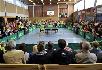 Ein Bild aus Vor-Corona-Zeiten. Der TSV Lunestedt bestreitet ein Heimspiel vor in der gut gefüllten Halle am Schwimmbad. Wegen der Omikron-Welle wird es in nächster Zeit Geisterspiele beim Tischtennis-Regionalligisten geben.