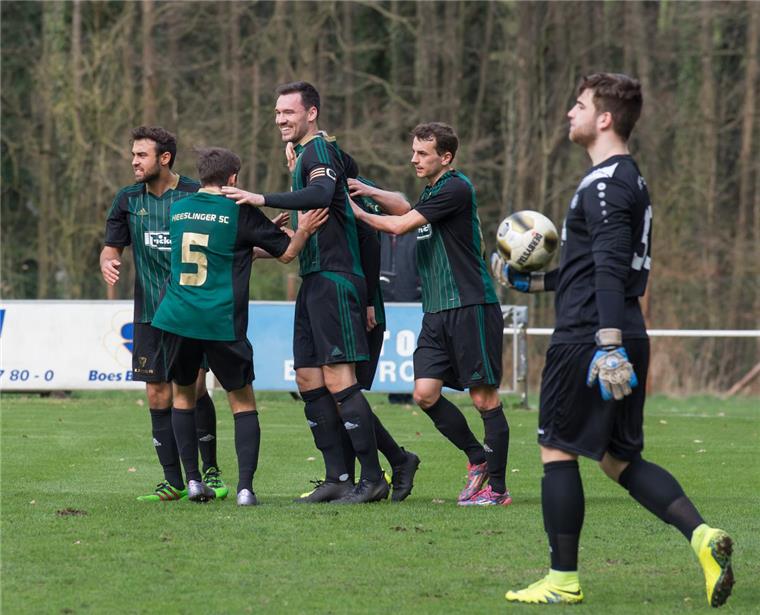 Fußball-Oberliga: Spitzenreiter Heeslingen freut sich auf Delmenhorster Fans Ein Bild, das viele Heeslinger am Sonntag auch gerne sehen würden: Jubelnde SC-Spieler und ein frustrierter Gästekeeper.
