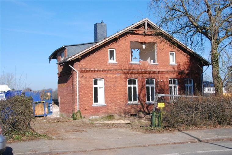 Thies-Hof muss Schiffdorfer Gärten weichen Ein Bild des Jammers: Die alte Hofstelle in Schiffdorf, die 1899 erbaut worden ist. wurde dem Erdboden gleichgemacht. Auch die Rotbuche neben dem Haus soll noch fallen.
