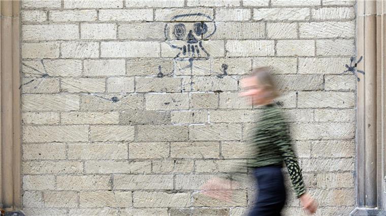 Putzkräfte wischen bekanntes Kunstwerk weg Ein Bild des Schweizer Künstlers Harald Naegeli ist von Reinigungskräften schwer beschädigt worden.