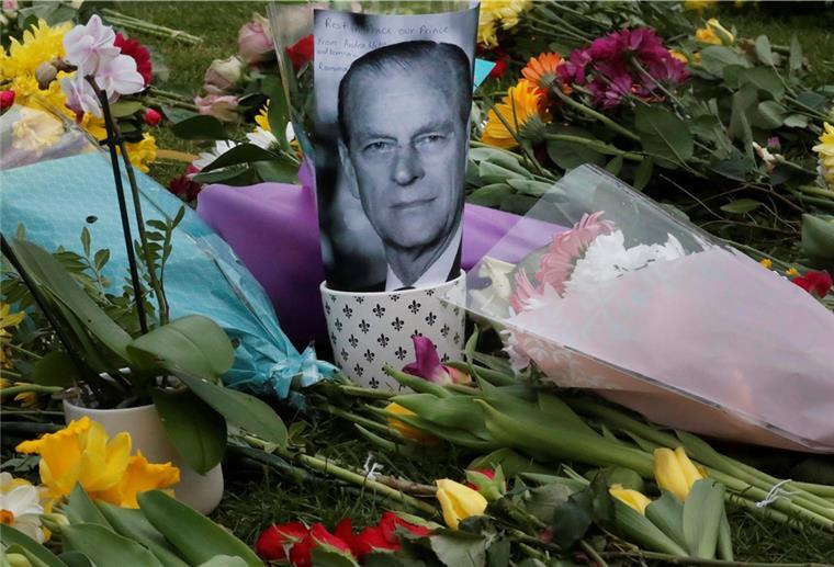 Trauerfeier für Prinz Philip wird stark reduziert Ein Bild des verstorbenen Prinz Philip ist neben Blumen am Schloss Windsor abgelegt. Wegen der Corona-Pandemie soll bei der Trauerzeremonie auf öffentliche Prozessionen verzichtet werden.