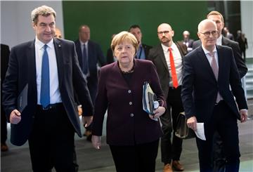 Ein Bild mit Symbolcharakter: Markus Söder (CSU;L-R), Ministerpräsident von Bayern, Bundeskanzlerin Angela Merkel (CDU) und Peter Tschentscher (SPD), Erster Bürgermeister von Hamburg, kommen zu einer Pressekonferenz im Bundeskanzleramt. Die Bewältigung der Coronakrise ist vor allem männlich geprägt, argumentiert Maike Voss.