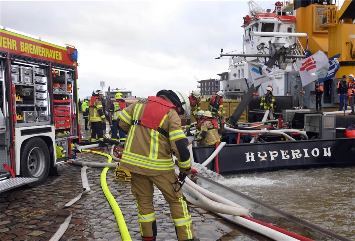 Ein Binnenschiff ist auf der Weser in Not geraten und hat den Geestevorhafen angelaufen: Die Feuerwehr versuchte, es wieder anzuheben.