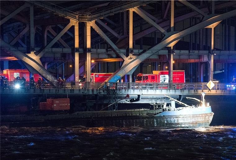 Hamburger Fischmarkt unter Wasser - Frachter auf der Nordsee in Notlage Ein Binnenschiff hängt in Hamburg unter der Freihafenelbbrücke fest.