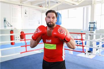Ein bisschen aufgeregt ist Danny Stenzel schon. Am Karfreitag bestreitet der 33-Jährige seinen ersten Box-Kampf nach dreieinhalbjähriger Pause.