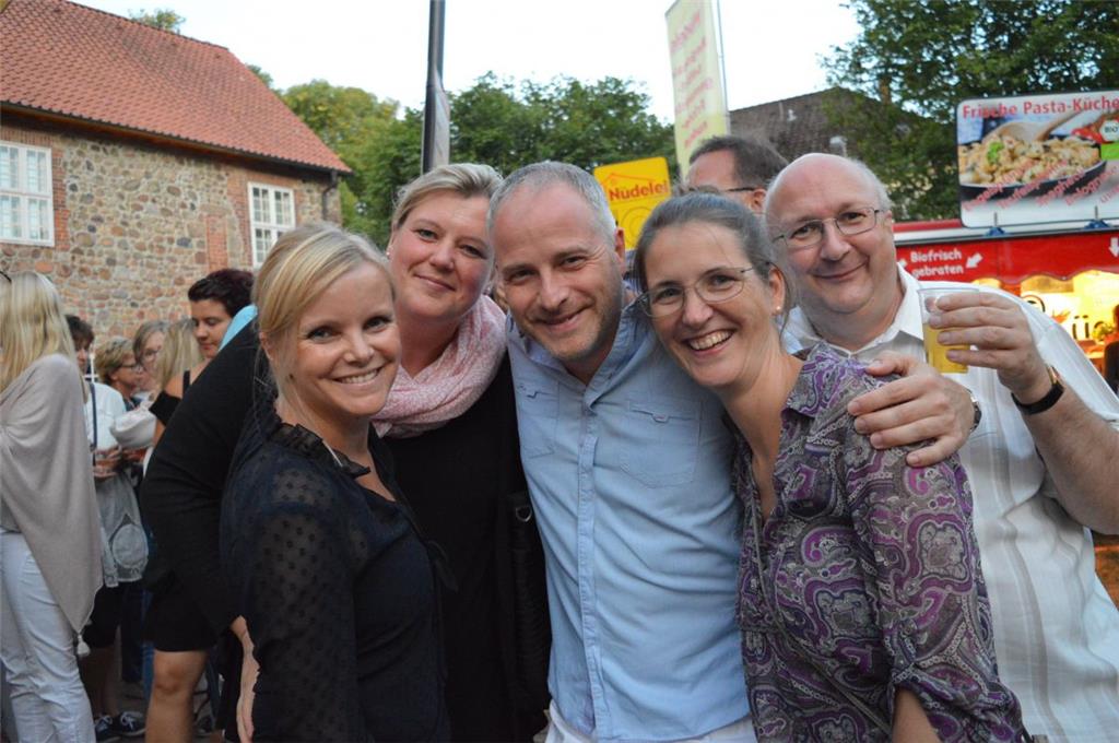 Ein bisschen Spaß muss sein, dachten sich auch diese Besucher des „Aelternabends“. Rundum zufriedene Gesichter und beste Feierlaune.