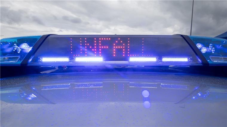 Pedelecfahrer kollidiert mit Linienbus: Lebensgefahr Ein Blaulicht auf dem Dach eines Polizeifahrzeugs mit der LED-Anzeige „Unfall“.