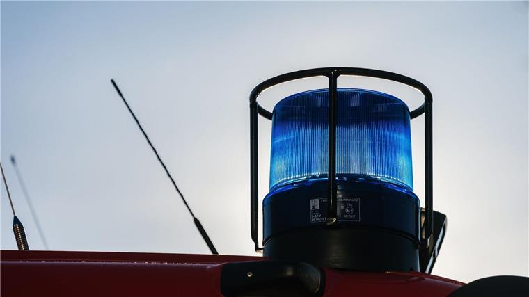 Ein Blaulicht auf dem Dach eines Einsatzfahrzeugs der Feuerwehr.
